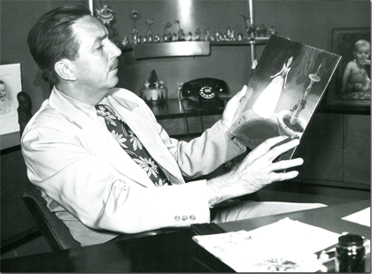 Filmproduzent Walt Disney um 1950 an seinem Schreibtisch in den Walt Disney Studios - Wendt und Kühn